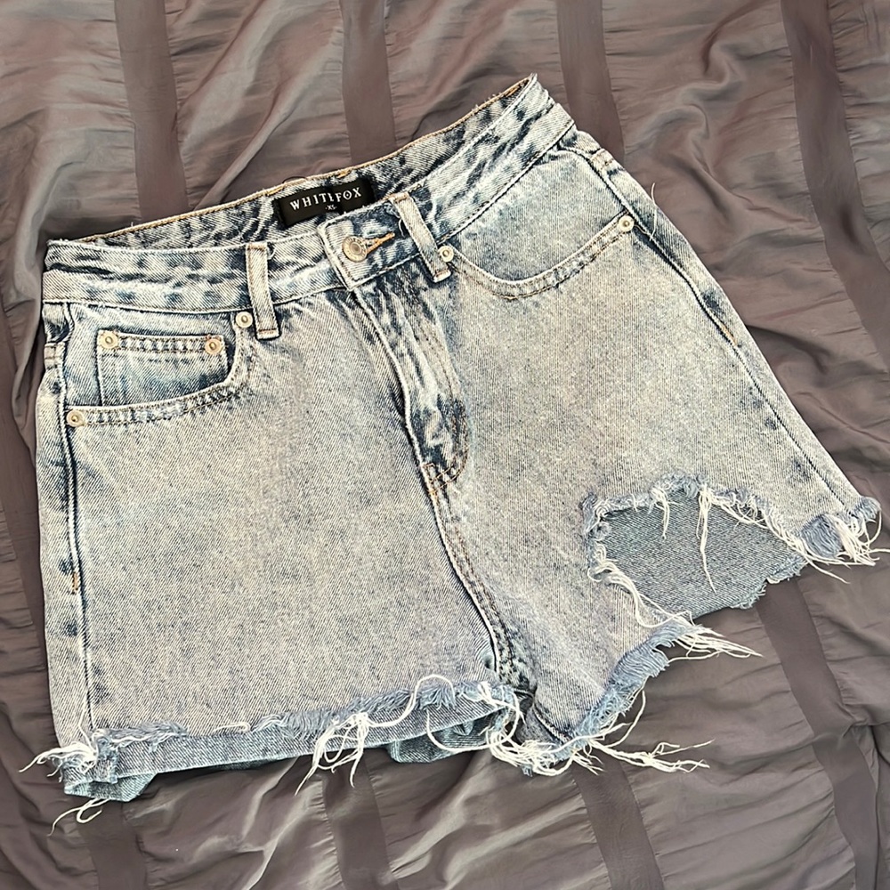 DISTRESSED HEM DENIM SHORTS